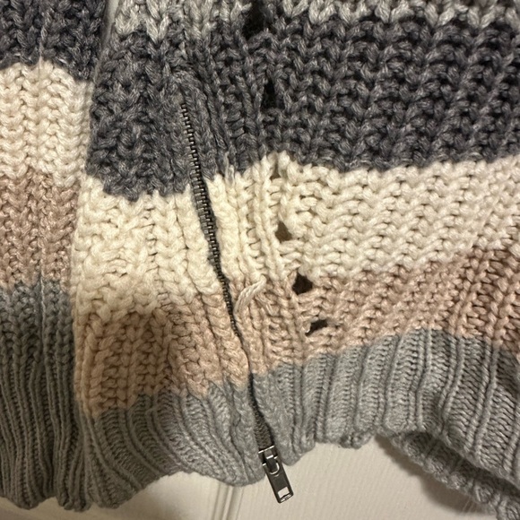 Size Medium women’s sweater - Picture 4 of 7